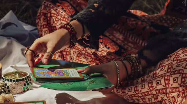 टैरो कार्ड रीडिंग राशिफल आज 11 जनवरी के लिए: आराम, स्थिरता और भावनात्मक सुरक्षा केंद्र में है