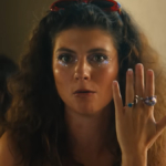 टॉम ब्लिथ और एमिली बेडर की प्यारी रोमांटिक कॉमेडी सभी सही बक्सों की जांच करती है