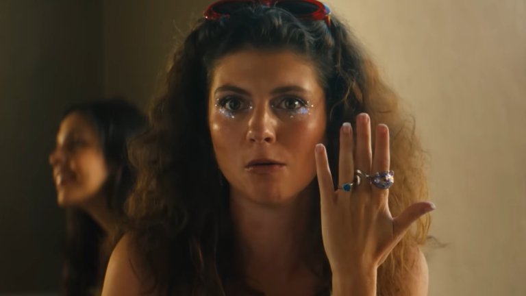 टॉम ब्लिथ और एमिली बेडर की प्यारी रोमांटिक कॉमेडी सभी सही बक्सों की जांच करती है