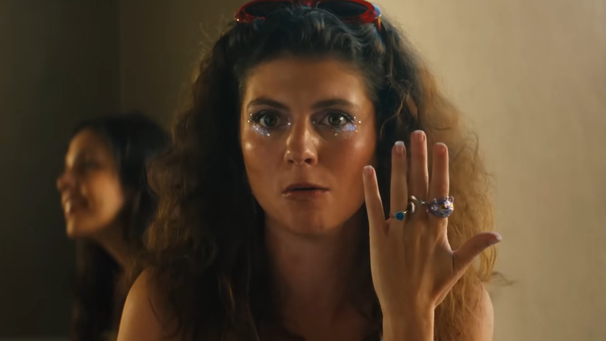 टॉम ब्लिथ और एमिली बेडर की प्यारी रोमांटिक कॉमेडी सभी सही बक्सों की जांच करती है