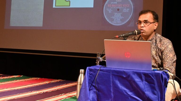 दीक्षितार की कृतियों और उन्हें संरक्षित करने वाली पांडुलिपियों की गहराई से जांच करना