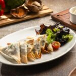 प्लेंटे, बेंगलुरु में एक नया वेजी रेस्तरां है, जिसमें सांबुसेक, फेटायेर और क्वास जैसे वैश्विक व्यंजन उपलब्ध हैं।