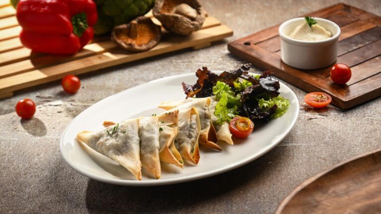 प्लेंटे, बेंगलुरु में एक नया वेजी रेस्तरां है, जिसमें सांबुसेक, फेटायेर और क्वास जैसे वैश्विक व्यंजन उपलब्ध हैं।