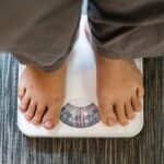 फिटनेस ट्रेनर ने 7 बार सूचीबद्ध किया है कि आपको अपना वज़न नहीं करना चाहिए; सटीक शारीरिक वजन पढ़ने के लिए सर्वोत्तम समय साझा करता है