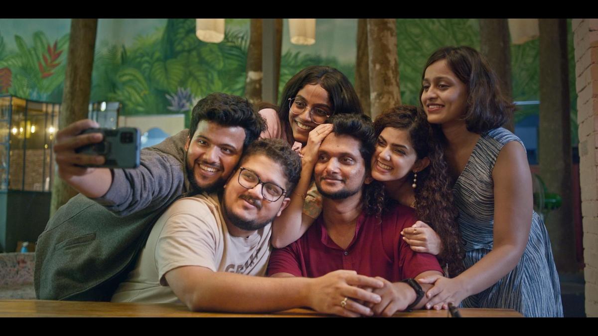 फिल्म निर्माता एलन एहसान दोस्तों के बीच वर्ग मतभेदों पर एक लघु फिल्म स्प्लिट का निर्देशन कर रहे हैं