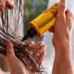 फ्रिज़, पपड़ी और टूटना - यहाँ बताया गया है कि बालों में तेल लगाने से सर्दियों में बालों की समस्याएँ कैसे हल होती हैं