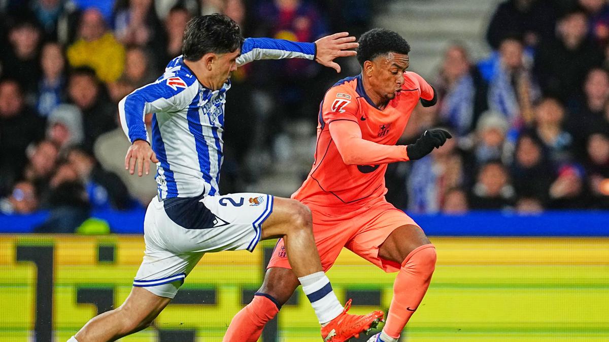 बार्सिलोना की 11 मैचों की जीत का सिलसिला स्पेनिश लीग में रियल सोसिदाद में 2-1 की हार के साथ समाप्त हुआ