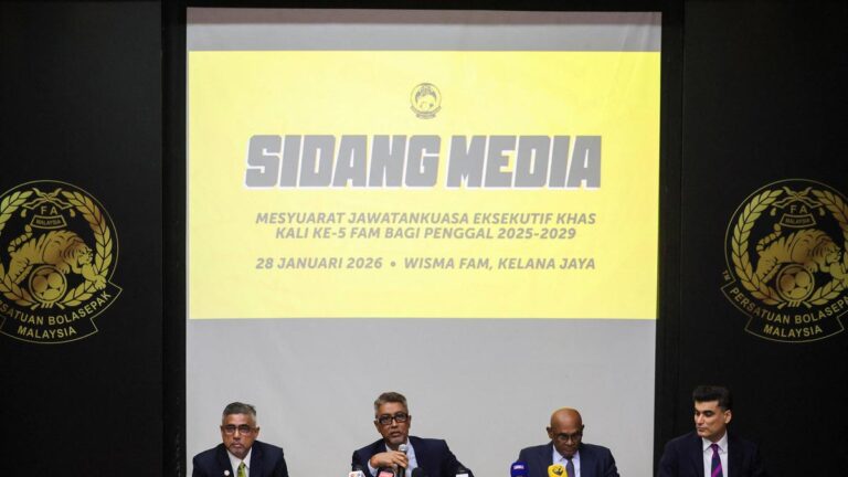 मलेशियाई फुटबॉल एसोसिएशन की कार्यकारी समिति ने स्वाभाविक खिलाड़ियों पर घोटाले के बीच इस्तीफा दे दिया