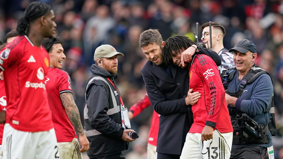 माइकल कैरिक के पहले गेम में मैन यूनाइटेड ने मैन सिटी को 2-0 से हरा दिया