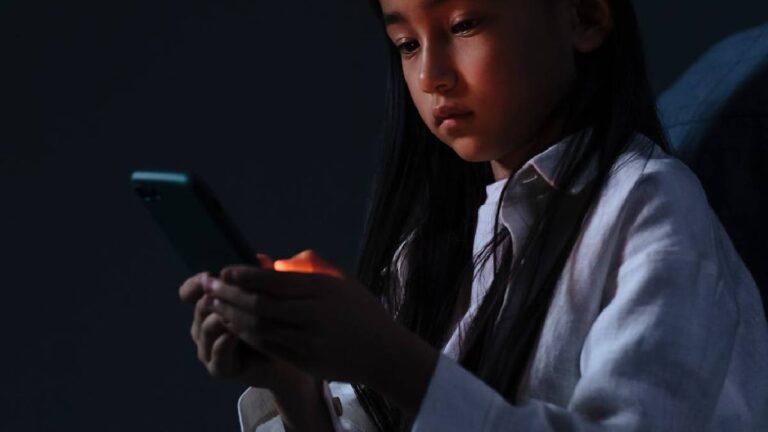 मेटा, टिकटॉक और यूट्यूब को बच्चों को नशे की लत लगाने और उन्हें नुकसान पहुंचाने के दावों पर विस्फोटक मुकदमे का सामना करना पड़ रहा है