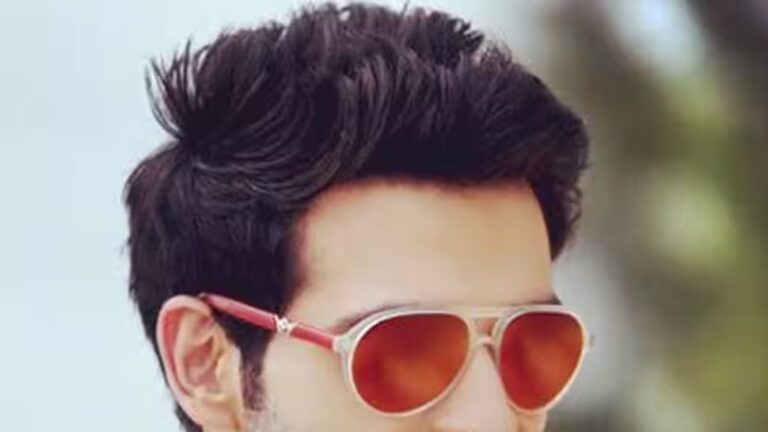 मैं कौन हूँ? मशहूर बॉलीवुड स्टार जिन्होंने 28 साल की उम्र में छोड़ दी थी एक्टिंग, अब चलाते हैं 8500 करोड़ से ज्यादा की कंपनी, हैं रणबीर कपूर से भी ज्यादा अमीर