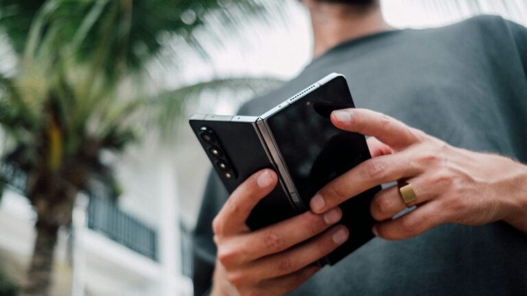 मोटोरोला ने सीईएस 2026 में नए सिग्नेचर एरा के साथ पहली बुक-स्टाइल फोल्डेबल का संकेत दिया है