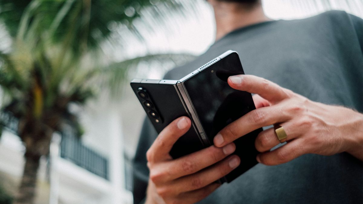 मोटोरोला ने सीईएस 2026 में नए सिग्नेचर एरा के साथ पहली बुक-स्टाइल फोल्डेबल का संकेत दिया है