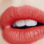 विनाइल लिप्स वापस आ गए हैं: हाई-शाइन, नॉन-स्टिकी ब्यूटी ट्रेंड जो चमक को फिर से परिभाषित कर रहा है