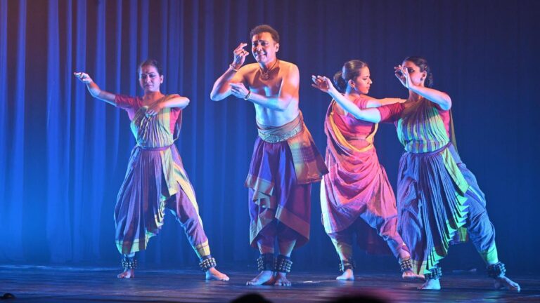 वैभव अरेकर की 'वियोग - फ़्रैगमेंट्स ऑफ़ लाइट' लुप्त होती जगहों और मूल्यों पर प्रतिबिंबित करती है