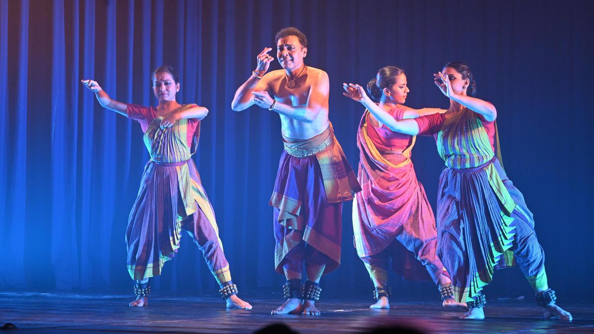 वैभव अरेकर की ‘वियोग – फ़्रैगमेंट्स ऑफ़ लाइट’ लुप्त होती जगहों और मूल्यों पर प्रतिबिंबित करती है