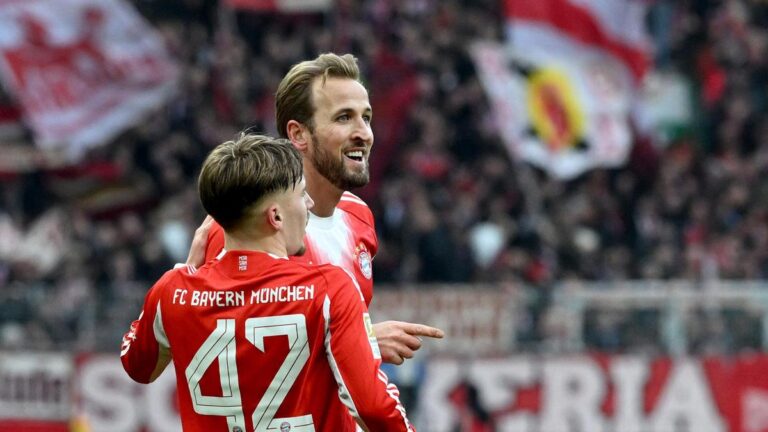 Kane's brace helps Bayern widen Bundesliga lead