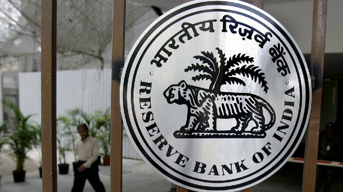 RBI के डिप्टी गवर्नर का कहना है कि AI जितनी नौकरियां पैदा करता है, उससे कहीं ज्यादा नौकरियां पैदा कर रहा है