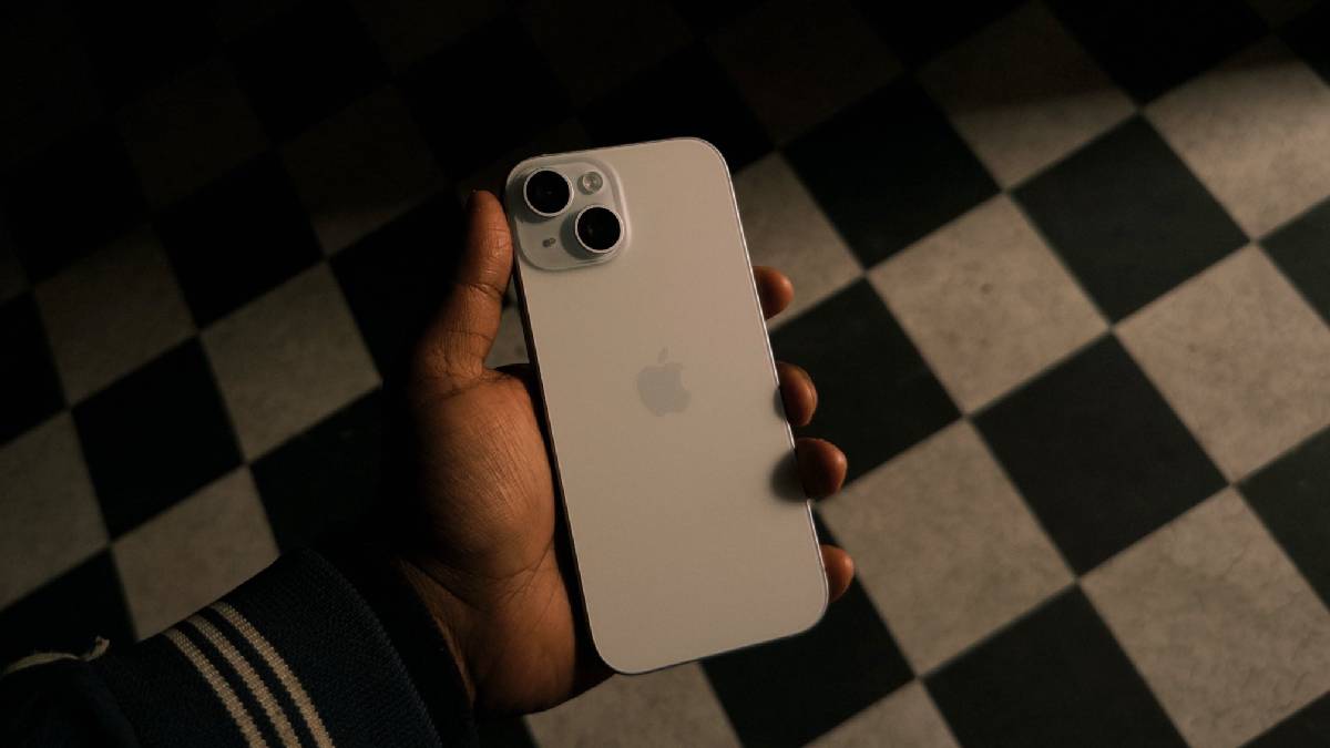 iPhone 15 256GB की कीमत फिर घटी: नवीनतम डील देखें, कहां से खरीदें
