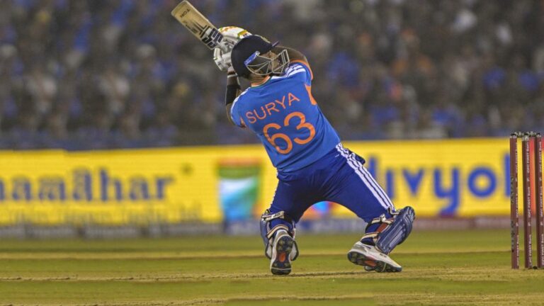 आकाश फिर से नीला हो गया है