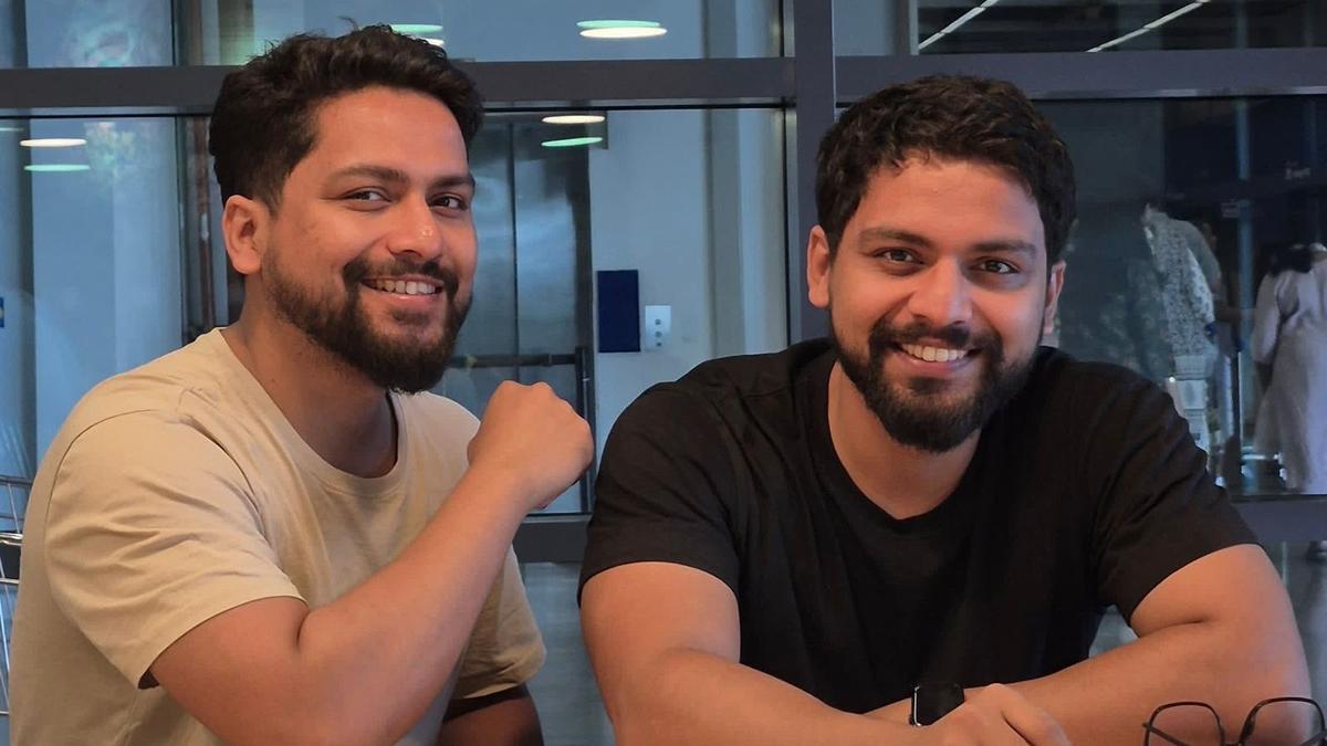 एक बंगाली कलाकार जोड़ी के सामाजिक-राजनीतिक कार्टूनों पर भारत में प्रतिबंध लगा दिया गया है, हालांकि उनके अकाउंट सक्रिय हैं