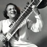 एक समूह जो पं. का पुनरावलोकन करता है। रविशंकर के प्रतिष्ठित प्रदर्शनों की सूची