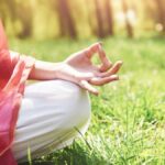 ऐंठन से जूझ रहे हैं? मासिक धर्म में आराम के लिए इन योग आसनों को आज़माएं