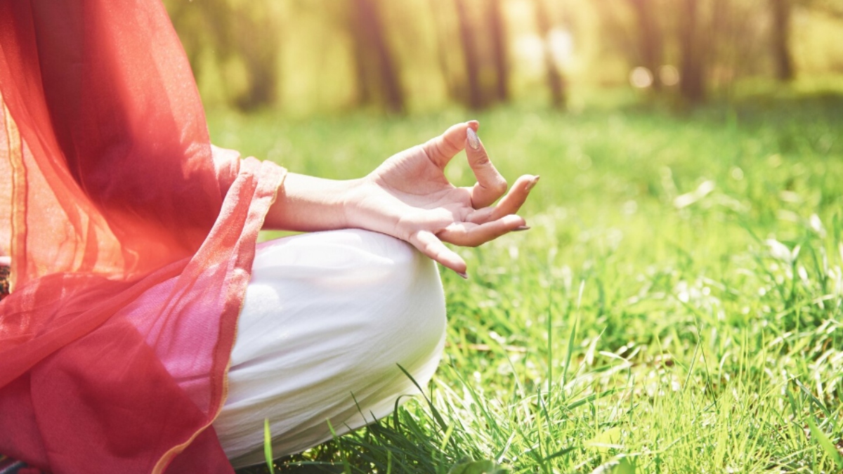 ऐंठन से जूझ रहे हैं? मासिक धर्म में आराम के लिए इन योग आसनों को आज़माएं