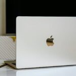 ऐप्पल का पहला OLED मैकबुक लॉन्च के करीब है क्योंकि सैमसंग ने 8वीं पीढ़ी के OLED पैनल का उत्पादन शुरू कर दिया है