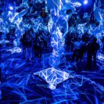 काला घोड़ा कला महोत्सव में यह स्थापना नॉर्दर्न लाइट्स को घर ले आती है