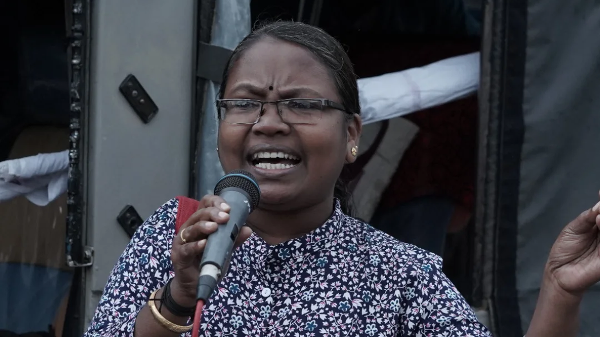 केरल लोकगीत अकादमी का युवाप्रतिभा पुरस्कार जीतने पर कट्टुनायकन कवि बिंदू इरुलम