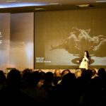 कोच्चि बिएननेल में मरीना अब्रामोविक: सहनशक्ति, विवाद और प्रदर्शन कला पर