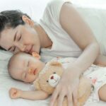 क्या एक साथ सोना नवजात शिशुओं के लिए सुरक्षित है? बाल रोग विशेषज्ञ ने बताया कि भारतीय माता-पिता को क्या पता होना चाहिए