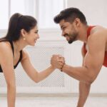 जोड़े जो एक साथ प्रशिक्षण लेते हैं, एक साथ रहते हैं: 2026 में आज़माने के लिए वेलेंटाइन वर्कआउट रूटीन