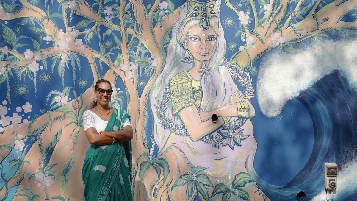 तिरुवनंतपुरम में मनवीयम विधि में अपने भित्तिचित्र पर फ्रांसीसी कलाकार डे एमकेओ