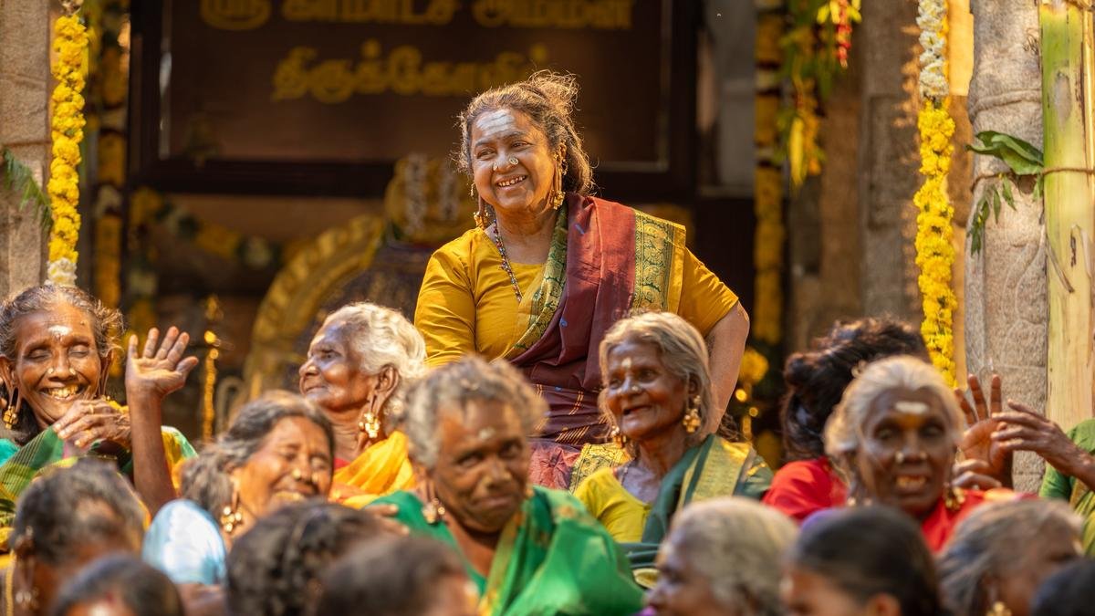 ‘थाई किझावी’ फिल्म समीक्षा: राडिका सरथकुमार की सुनहरे मानकों वाली मसाला कॉमेडी एक सशक्त नई फिल्म निर्माण आवाज का संकेत देती है