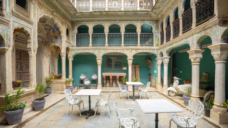 नवलगढ़ के अंदर, दुनिया की लिविंग-आर्ट ओपन एयर गैलरी में से एक
