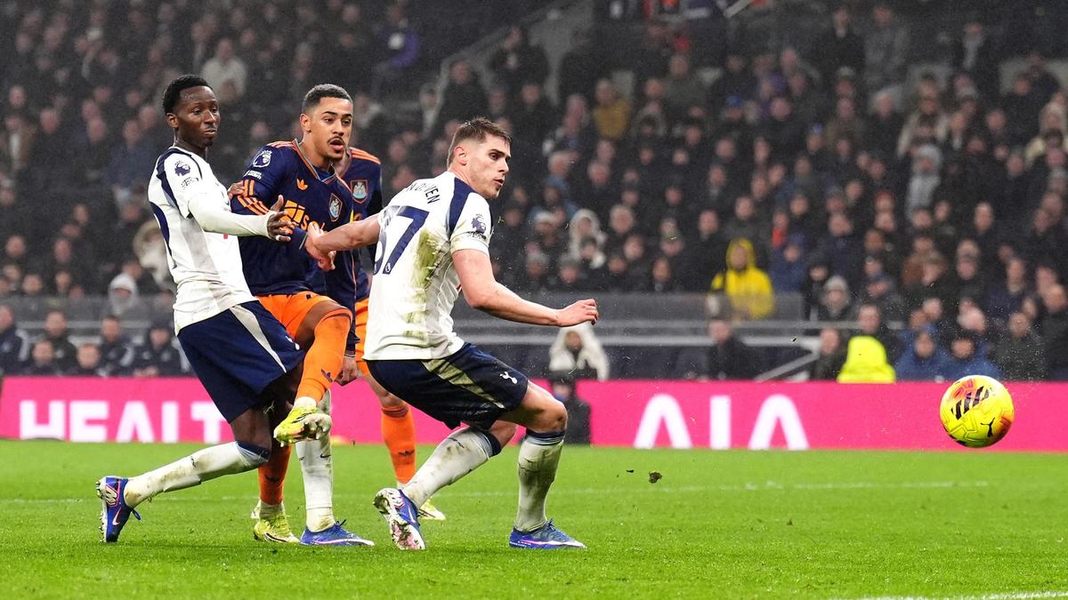 प्रीमियर लीग: टोटेनहम रेलीगेशन जोन के करीब खिसक गया; चेल्सी को लीड्स ने घर में रोका