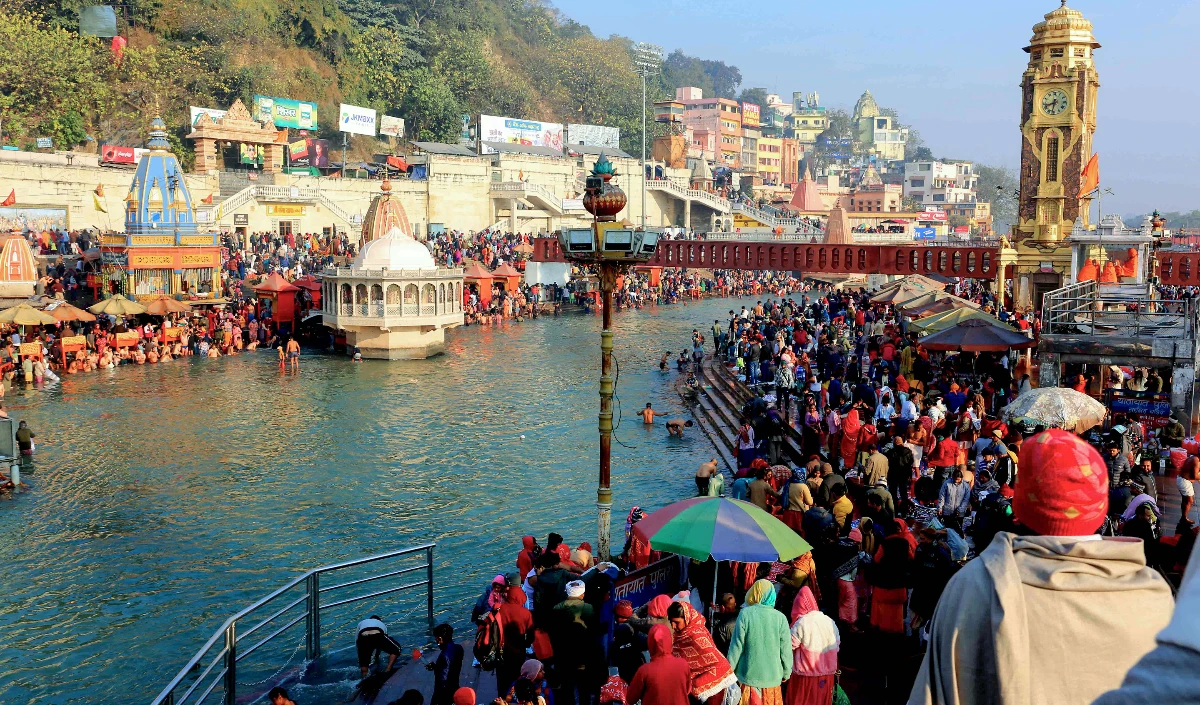 फाल्गुन अमावस्या पर सूर्य ग्रहण का साया! जानिए फाल्गुन अमावस्या की सही तिथि और पितृ तर्पण का शुभ समय।