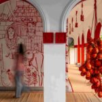 फोर्ट कोच्चि में 13 इंस्टॉलेशन और एक अप्रत्याशित रंग पैलेट के साथ लाल रंग की फिर से कल्पना की गई है