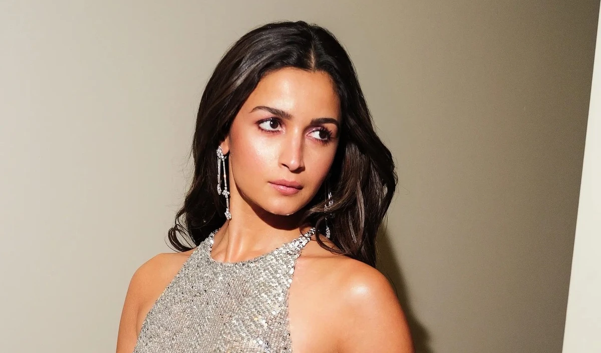 बाफ्टा 2026 | आलिया भट्ट ने ‘नमस्ते’ से जीता दुनिया का दिल, हॉलीवुड के दिग्गजों के बीच बिखेरा भारतीय रंग!