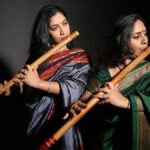 मिलिए सुचिस्मिता और देबोप्रिया चटर्जी से, जो हिंदुस्तानी शास्त्रीय संगीत की पहली महिला बांसुरी वादक हैं