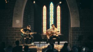 मुंबई के पास 200 साल पुराने चैपल के अंदर, एक अंतरंग कला स्थल के रूप में फिर से कल्पना की गई