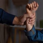 'लोग क्या कहेंगे' का डर महिलाओं को अपमानजनक शादियों में कैसे फंसाता है?