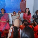 शोभा ब्रूटा की गहन प्रदर्शनी, द लाइटनेस ऑफ बीइंग, पेंट और फैब्रिक के साथ उनके काम को प्रदर्शित करती है