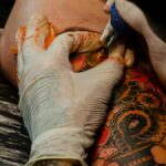 स्टूडियो में प्रवेश करने से पहले लोग टैटू बनाने की सबसे बड़ी गलतियाँ करते हैं