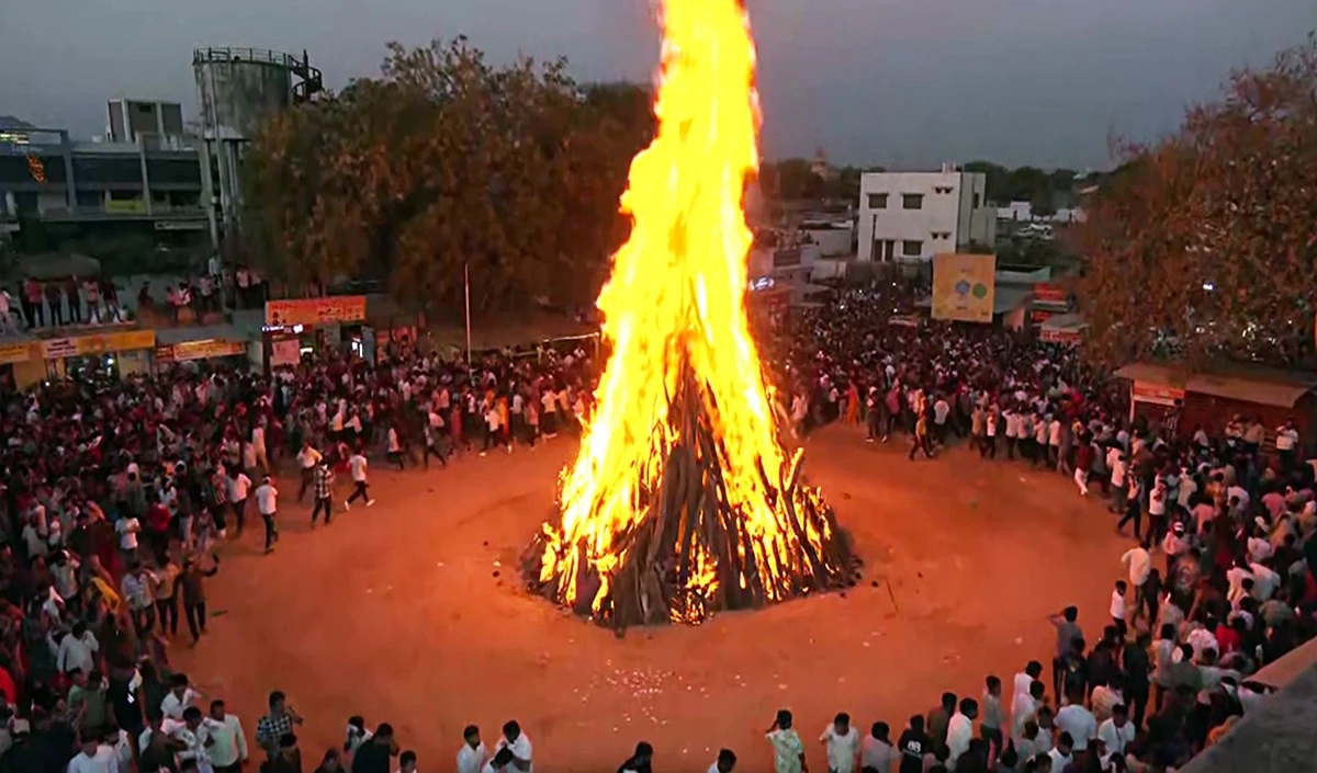 होलाष्टक अलर्ट: 8 दिनों तक भूलकर भी न करें ये काम, अशुभ ग्रहों का पड़ेगा बुरा प्रभाव