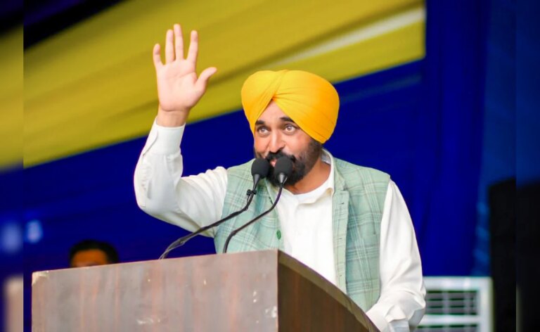 AAP ने 4 साल बाद पंजाब की महिलाओं से किया वादा पूरा, कांग्रेस ने जताया विरोध