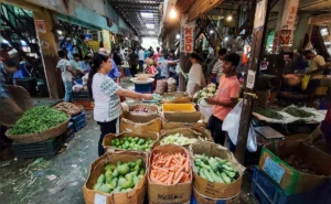 बढ़ती महंगाई और गिरता रुपया: भारतीय अर्थव्यवस्था के लिए भयंकर चेतावनी, क्या खतरे में है आपका बजट?