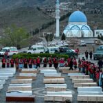 अफगानिस्तान ने पाकिस्तान पर काबुल में अस्पताल हमले के पीड़ितों के सामूहिक अंतिम संस्कार का आरोप लगाया है